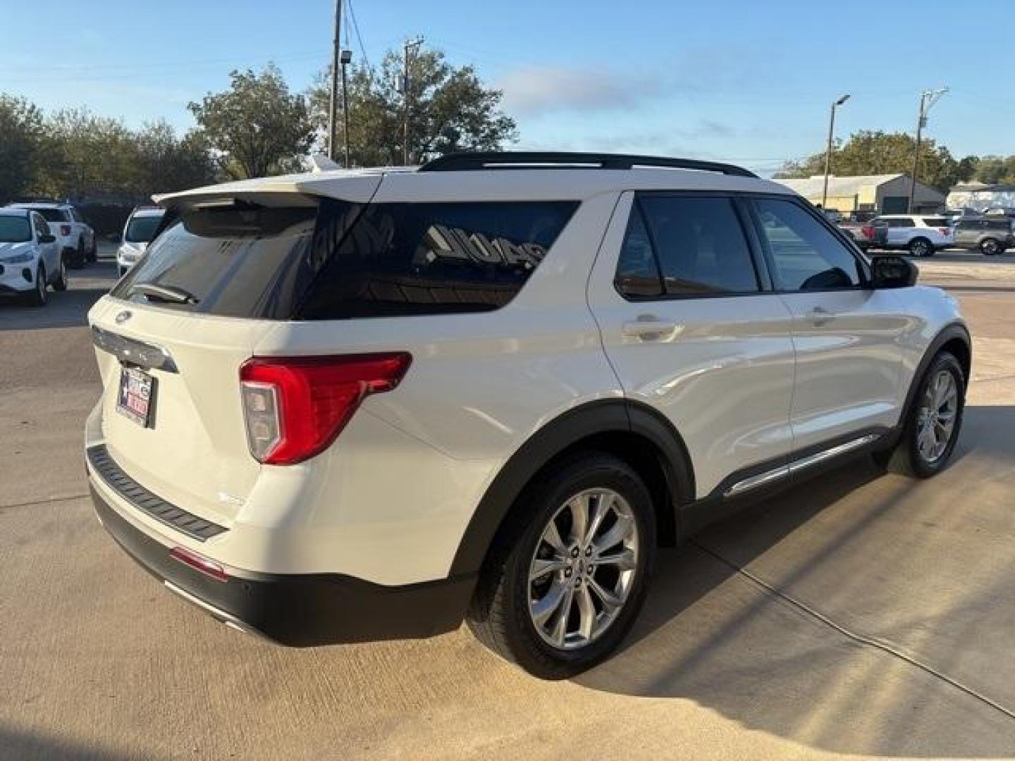 2020 White /Ebony With Light Slate Uppers Ford Explorer XLT (1FMSK7DH8LG) with an 2.3L EcoBoost I-4 engine, Automatic transmission, located at 1105 E Mulberry, Kaufman, TX, 75142, (972) 962-2151, 32.589550, -96.300926 - White 2020 Ford Explorer 4D Sport Utility XLT RWD 10-Speed Automatic 2.3L EcoBoost I-4<br><br><br>21/28 City/Highway MPG<br><br>Awards:<br> * 2020 KBB.com 10 Favorite New-for-2020 Cars * 2020 KBB.com 10 Best SUVs Worth Waiting For<br>Please call Paul Murrey Ford Inc. In Kaufman Texas A Family Dea - Photo#5