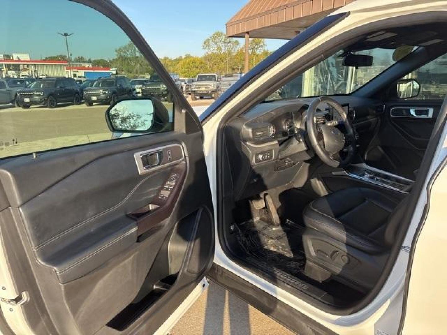 2020 White /Ebony With Light Slate Uppers Ford Explorer XLT (1FMSK7DH8LG) with an 2.3L EcoBoost I-4 engine, Automatic transmission, located at 1105 E Mulberry, Kaufman, TX, 75142, (972) 962-2151, 32.589550, -96.300926 - White 2020 Ford Explorer 4D Sport Utility XLT RWD 10-Speed Automatic 2.3L EcoBoost I-4<br><br><br>21/28 City/Highway MPG<br><br>Awards:<br> * 2020 KBB.com 10 Favorite New-for-2020 Cars * 2020 KBB.com 10 Best SUVs Worth Waiting For<br>Please call Paul Murrey Ford Inc. In Kaufman Texas A Family Dea - Photo#8