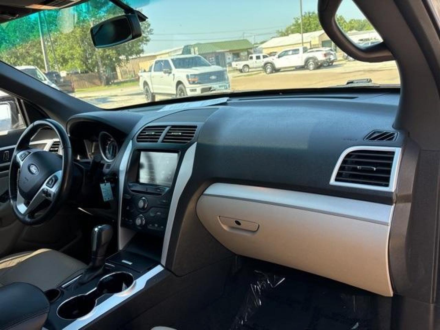 2015 White Ford Explorer XLT (1FM5K7D87FG) with an V6 engine, Automatic transmission, located at 1105 E Mulberry, Kaufman, TX, 75142, (972) 962-2151, 32.589550, -96.300926 - White 2015 Ford Explorer 4D Sport Utility XLT FWD 6-Speed Automatic with Select-Shift V6<br><br><br>Odometer is 2622 miles below market average!<br><br>Awards:<br> * 2015 KBB.com 5-Year Cost to Own Awards * 2015 KBB.com Best Buy Awards Finalist * 2015 KBB.com Brand Image Awards<br>Please call P - Photo#19