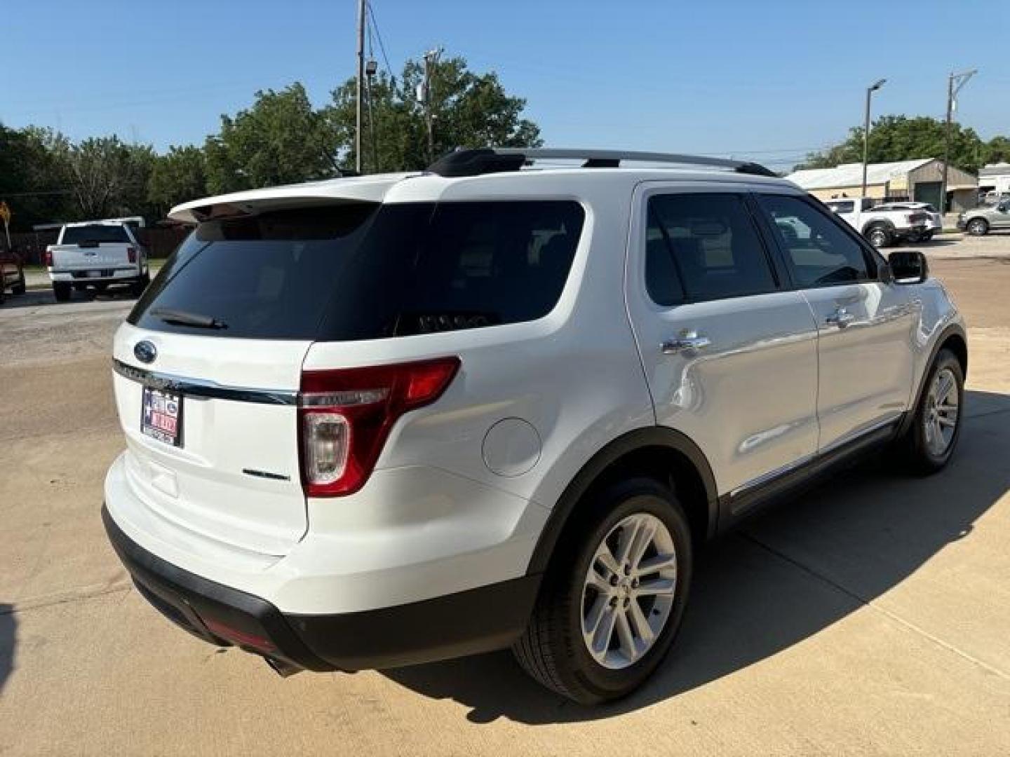 2015 White Ford Explorer XLT (1FM5K7D87FG) with an V6 engine, Automatic transmission, located at 1105 E Mulberry, Kaufman, TX, 75142, (972) 962-2151, 32.589550, -96.300926 - White 2015 Ford Explorer 4D Sport Utility XLT FWD 6-Speed Automatic with Select-Shift V6<br><br><br>Odometer is 2622 miles below market average!<br><br>Awards:<br> * 2015 KBB.com 5-Year Cost to Own Awards * 2015 KBB.com Best Buy Awards Finalist * 2015 KBB.com Brand Image Awards<br>Please call P - Photo#5