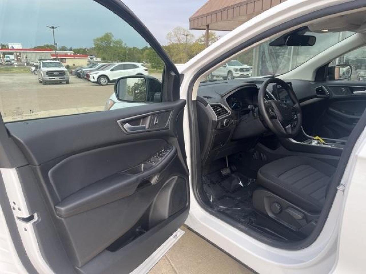 2024 Oxford White /Ebony Ford Edge SE (2FMPK4G98RB) with an EcoBoost 2.0L I4 GTDi DOHC Turbocharged VCT engine, Automatic transmission, located at 1105 E Mulberry, Kaufman, TX, 75142, (972) 962-2151, 32.589550, -96.300926 - Photo#9