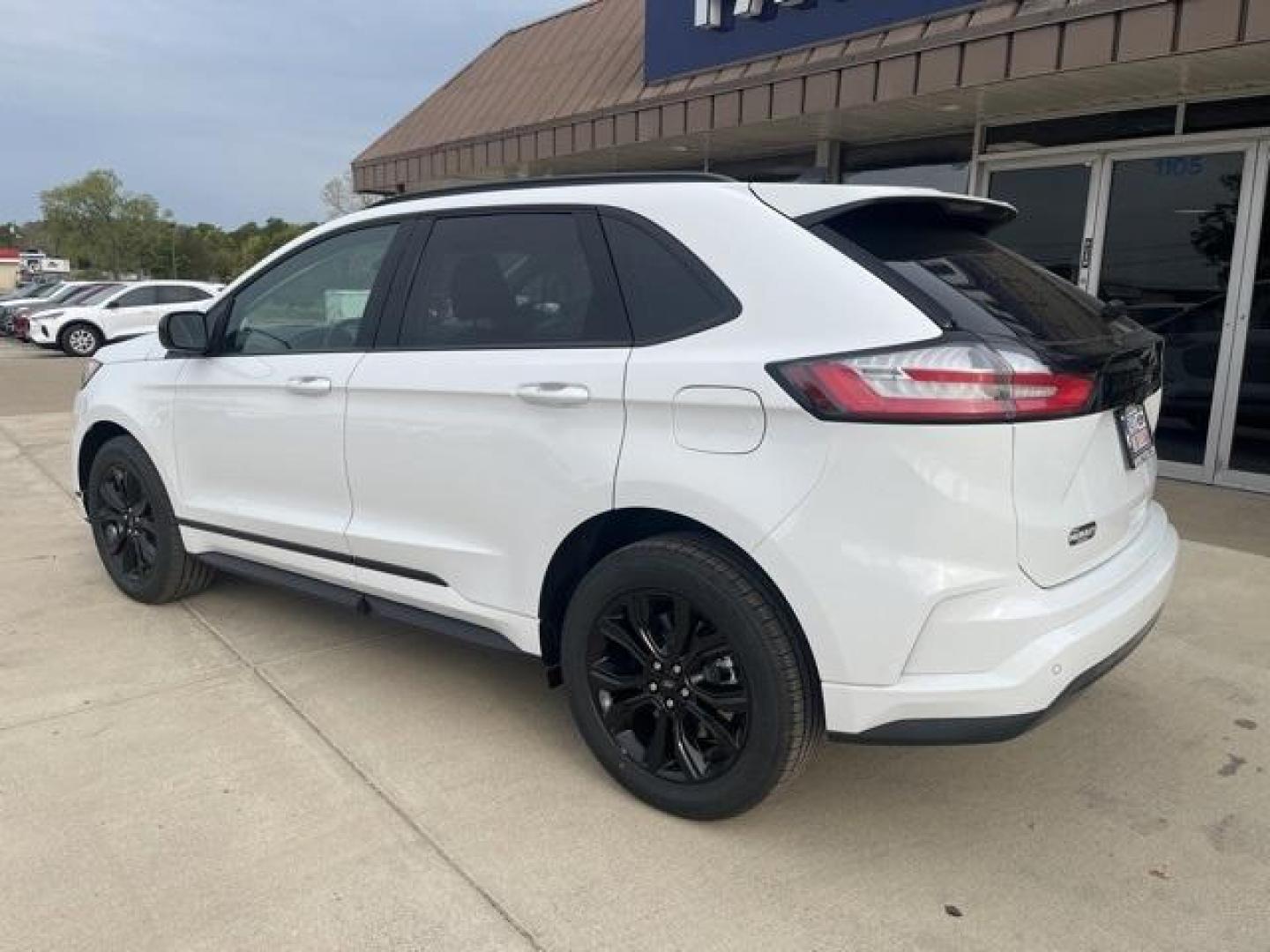 2024 Oxford White /Ebony Ford Edge SE (2FMPK4G98RB) with an EcoBoost 2.0L I4 GTDi DOHC Turbocharged VCT engine, Automatic transmission, located at 1105 E Mulberry, Kaufman, TX, 75142, (972) 962-2151, 32.589550, -96.300926 - Photo#3