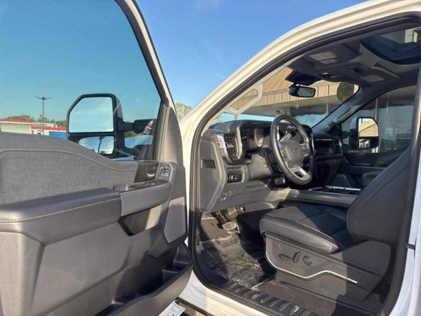 2023 Oxford White /Black Onyx Ford F-250SD Lariat (1FT8W2BM6PE) with an Power Stroke 6.7L V8 DI 32V OHV Turbodiesel engine, Automatic transmission, located at 1105 E Mulberry, Kaufman, TX, 75142, (972) 962-2151, 32.589550, -96.300926 - Oxford White 2023 Ford F-250SD 4D Crew Cab Lariat 4WD 10-Speed Automatic Power Stroke 6.7L V8 DI 32V OHV Turbodiesel 4WD.<br><br><br>Recent Arrival!<br><br><br>Please call Paul Murrey Ford Inc. In Kaufman Texas A Family Dealership Since 1952 Serving the Dallas Fort Worth and East Texas areas for ove - Photo#9