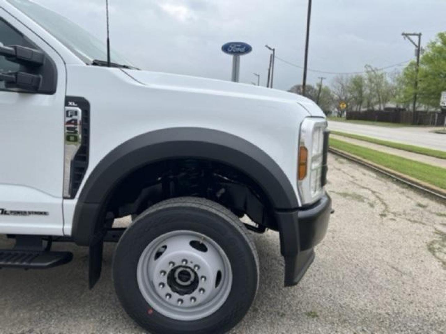 2024 Oxford White /Medium Dark Slate Ford F-450SD XL (1FD0W4HT2RE) with an Power Stroke 6.7L V8 DI 32V OHV Turbodiesel engine, Automatic transmission, located at 1105 E Mulberry, Kaufman, TX, 75142, (972) 962-2151, 32.589550, -96.300926 - Oxford White 2024 Ford F-450SD 4D Crew Cab/Chassis XL DRW 4WD 10-Speed Automatic Power Stroke 6.7L V8 DI 32V OHV Turbodiesel 4WD.<br><br><br>Please call Paul Murrey Ford Inc. In Kaufman Texas A Family Dealership Since 1952 Serving the Dallas Fort Worth and East Texas areas for over 70 years. Please - Photo#11