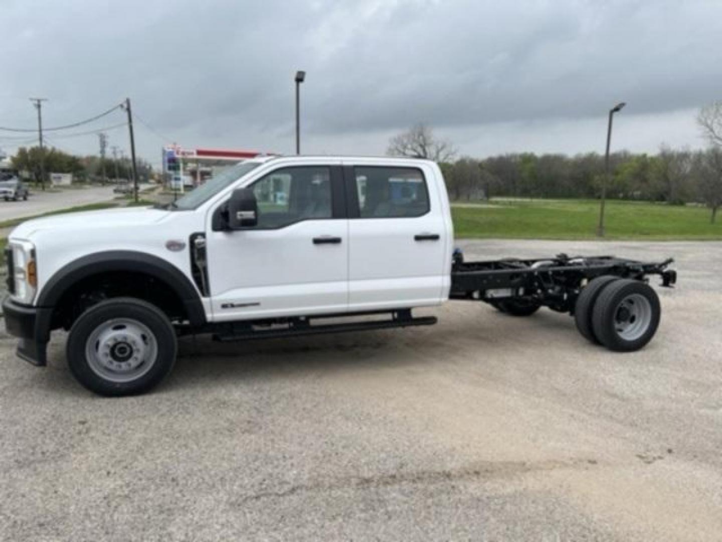 2024 Oxford White /Medium Dark Slate Ford F-450SD XL (1FD0W4HT2RE) with an Power Stroke 6.7L V8 DI 32V OHV Turbodiesel engine, Automatic transmission, located at 1105 E Mulberry, Kaufman, TX, 75142, (972) 962-2151, 32.589550, -96.300926 - Oxford White 2024 Ford F-450SD 4D Crew Cab/Chassis XL DRW 4WD 10-Speed Automatic Power Stroke 6.7L V8 DI 32V OHV Turbodiesel 4WD.<br><br><br>Please call Paul Murrey Ford Inc. In Kaufman Texas A Family Dealership Since 1952 Serving the Dallas Fort Worth and East Texas areas for over 70 years. Please - Photo#2