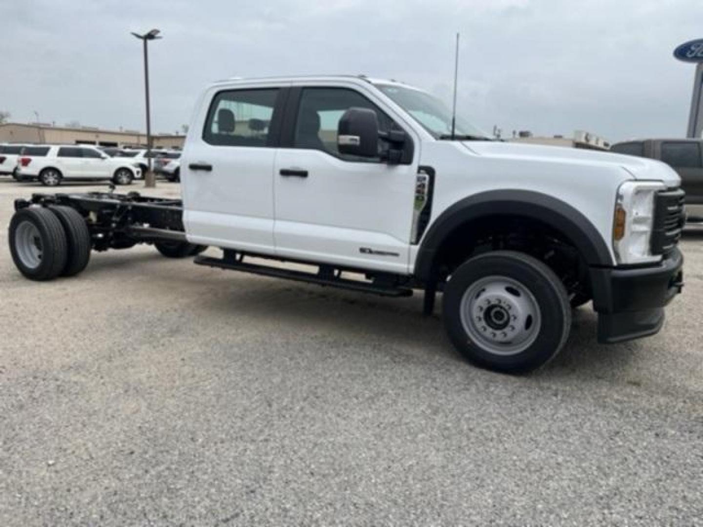 2024 Oxford White /Medium Dark Slate Ford F-450SD XL (1FD0W4HT2RE) with an Power Stroke 6.7L V8 DI 32V OHV Turbodiesel engine, Automatic transmission, located at 1105 E Mulberry, Kaufman, TX, 75142, (972) 962-2151, 32.589550, -96.300926 - Oxford White 2024 Ford F-450SD 4D Crew Cab/Chassis XL DRW 4WD 10-Speed Automatic Power Stroke 6.7L V8 DI 32V OHV Turbodiesel 4WD.<br><br><br>Please call Paul Murrey Ford Inc. In Kaufman Texas A Family Dealership Since 1952 Serving the Dallas Fort Worth and East Texas areas for over 70 years. Please - Photo#5