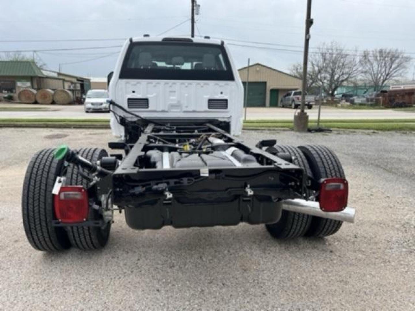 2024 Oxford White /Medium Dark Slate Ford F-450SD XL (1FD0W4HT2RE) with an Power Stroke 6.7L V8 DI 32V OHV Turbodiesel engine, Automatic transmission, located at 1105 E Mulberry, Kaufman, TX, 75142, (972) 962-2151, 32.589550, -96.300926 - Oxford White 2024 Ford F-450SD 4D Crew Cab/Chassis XL DRW 4WD 10-Speed Automatic Power Stroke 6.7L V8 DI 32V OHV Turbodiesel 4WD.<br><br><br>Please call Paul Murrey Ford Inc. In Kaufman Texas A Family Dealership Since 1952 Serving the Dallas Fort Worth and East Texas areas for over 70 years. Please - Photo#6