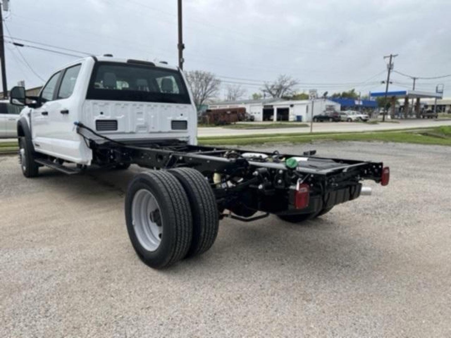 2024 Oxford White /Medium Dark Slate Ford F-450SD XL (1FD0W4HT2RE) with an Power Stroke 6.7L V8 DI 32V OHV Turbodiesel engine, Automatic transmission, located at 1105 E Mulberry, Kaufman, TX, 75142, (972) 962-2151, 32.589550, -96.300926 - Oxford White 2024 Ford F-450SD 4D Crew Cab/Chassis XL DRW 4WD 10-Speed Automatic Power Stroke 6.7L V8 DI 32V OHV Turbodiesel 4WD.<br><br><br>Please call Paul Murrey Ford Inc. In Kaufman Texas A Family Dealership Since 1952 Serving the Dallas Fort Worth and East Texas areas for over 70 years. Please - Photo#7