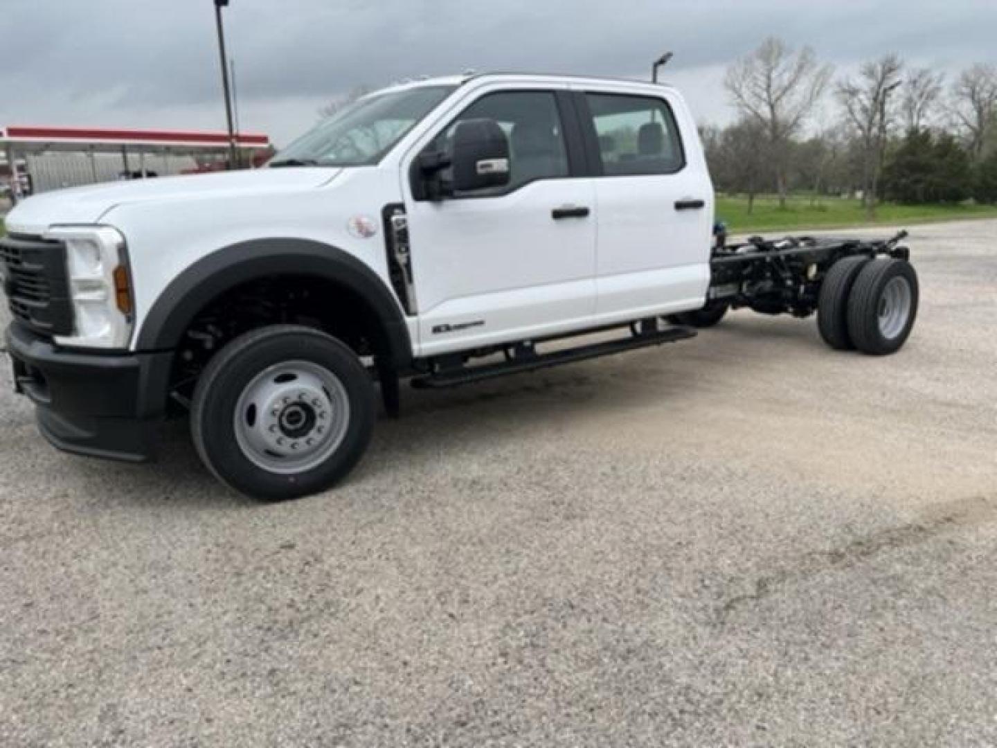 2024 Oxford White /Medium Dark Slate Ford F-450SD XL (1FD0W4HT8RE) with an Power Stroke 6.7L V8 DI 32V OHV Turbodiesel engine, Automatic transmission, located at 1105 E Mulberry, Kaufman, TX, 75142, (972) 962-2151, 32.589550, -96.300926 - Photo#3