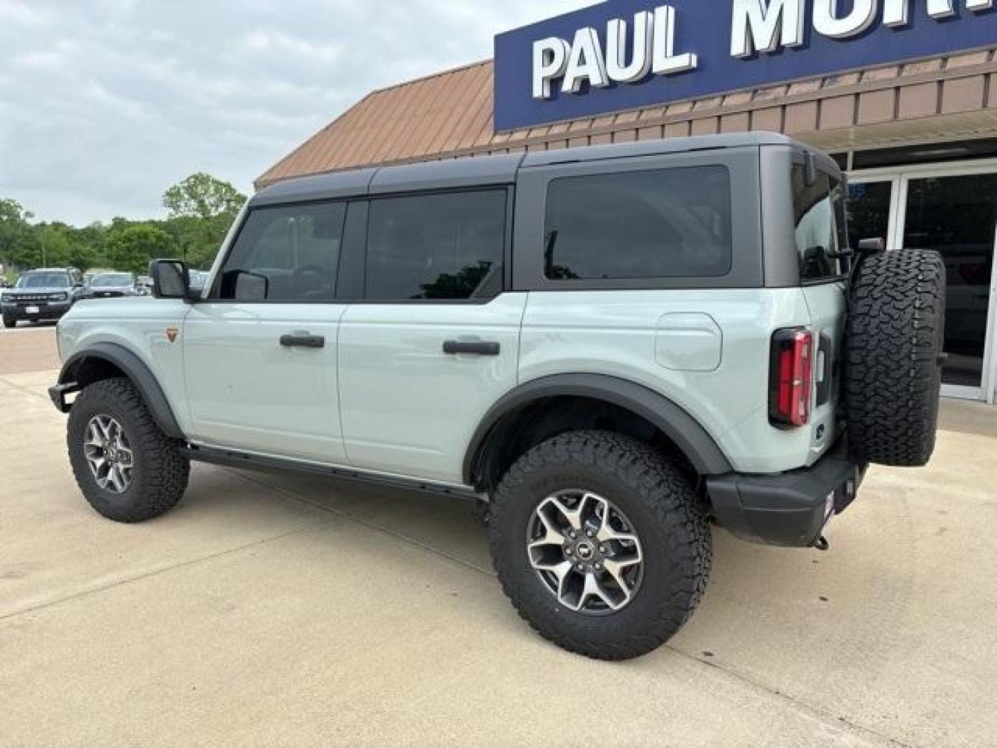 2024 Cactus Gray /Black Onyx Ford Bronco Badlands (1FMEE9BP9RL) with an 2.7L EcoBoost V6 engine, Automatic transmission, located at 1105 E Mulberry, Kaufman, TX, 75142, (972) 962-2151, 32.589550, -96.300926 - Cactus Gray 2024 Ford Bronco 4D Sport Utility Badlands 4WD 10-Speed Automatic 2.7L EcoBoost V6<br><br><br>Please call Paul Murrey Ford Inc. In Kaufman Texas A Family Dealership Since 1952 Serving the Dallas Fort Worth and East Texas areas for over 70 years. Please call 972-962-2151 www.murreyford.co - Photo#3