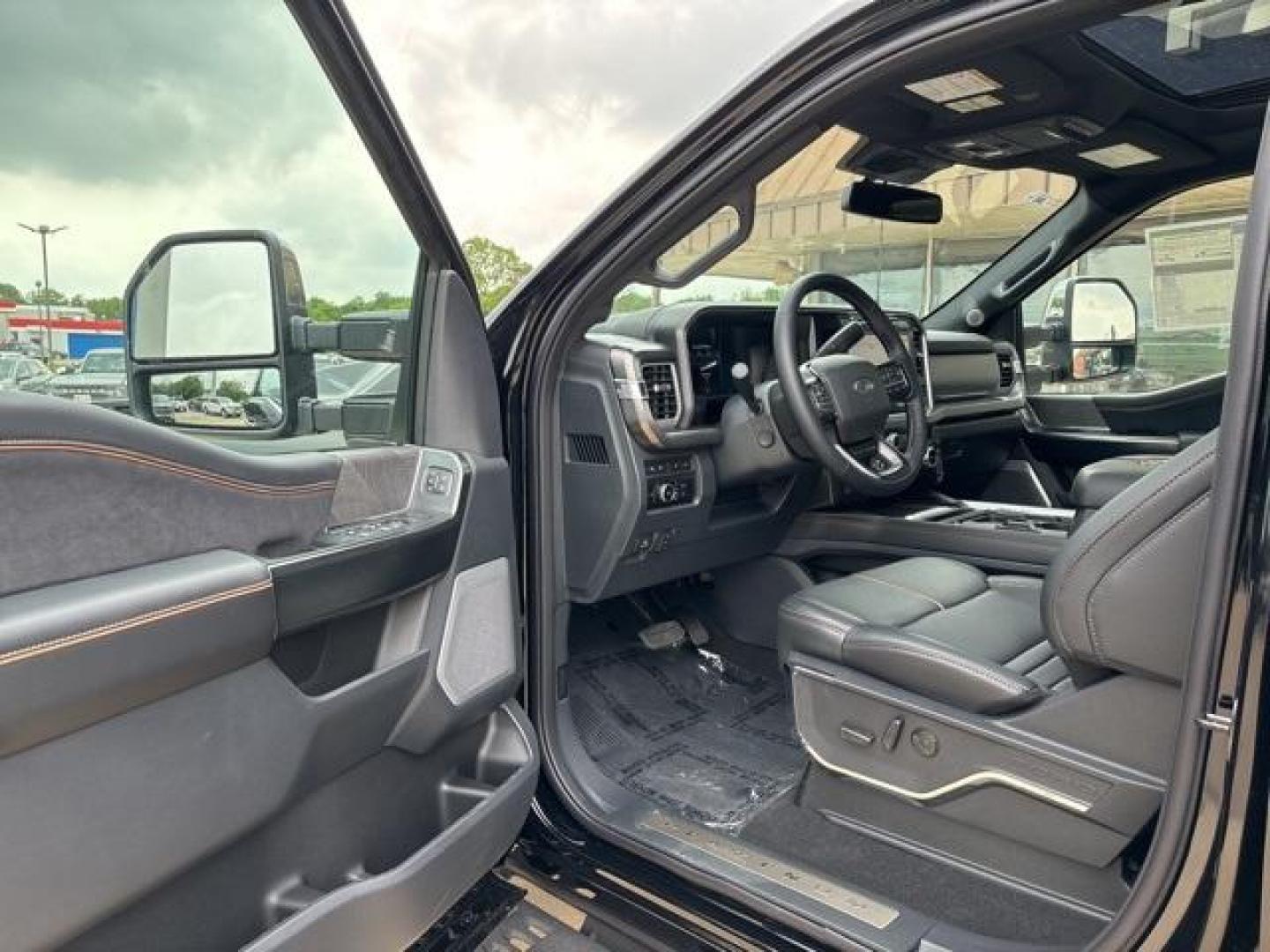 2024 Agate Black Metallic /Black Onyx Ford F-250SD Platinum (1FT8W2BM0RE) with an 6.7L High Output Power Stroke V8 Diesel engine, Automatic transmission, located at 1105 E Mulberry, Kaufman, TX, 75142, (972) 962-2151, 32.589550, -96.300926 - Agate Black Metallic 2024 Ford F-250SD 4D Crew Cab Platinum 4WD 10-Speed Automatic 6.7L High Output Power Stroke V8 Diesel 4WD.<br><br><br>Please call Paul Murrey Ford Inc. In Kaufman Texas A Family Dealership Since 1952 Serving the Dallas Fort Worth and East Texas areas for over 70 years. Please ca - Photo#9