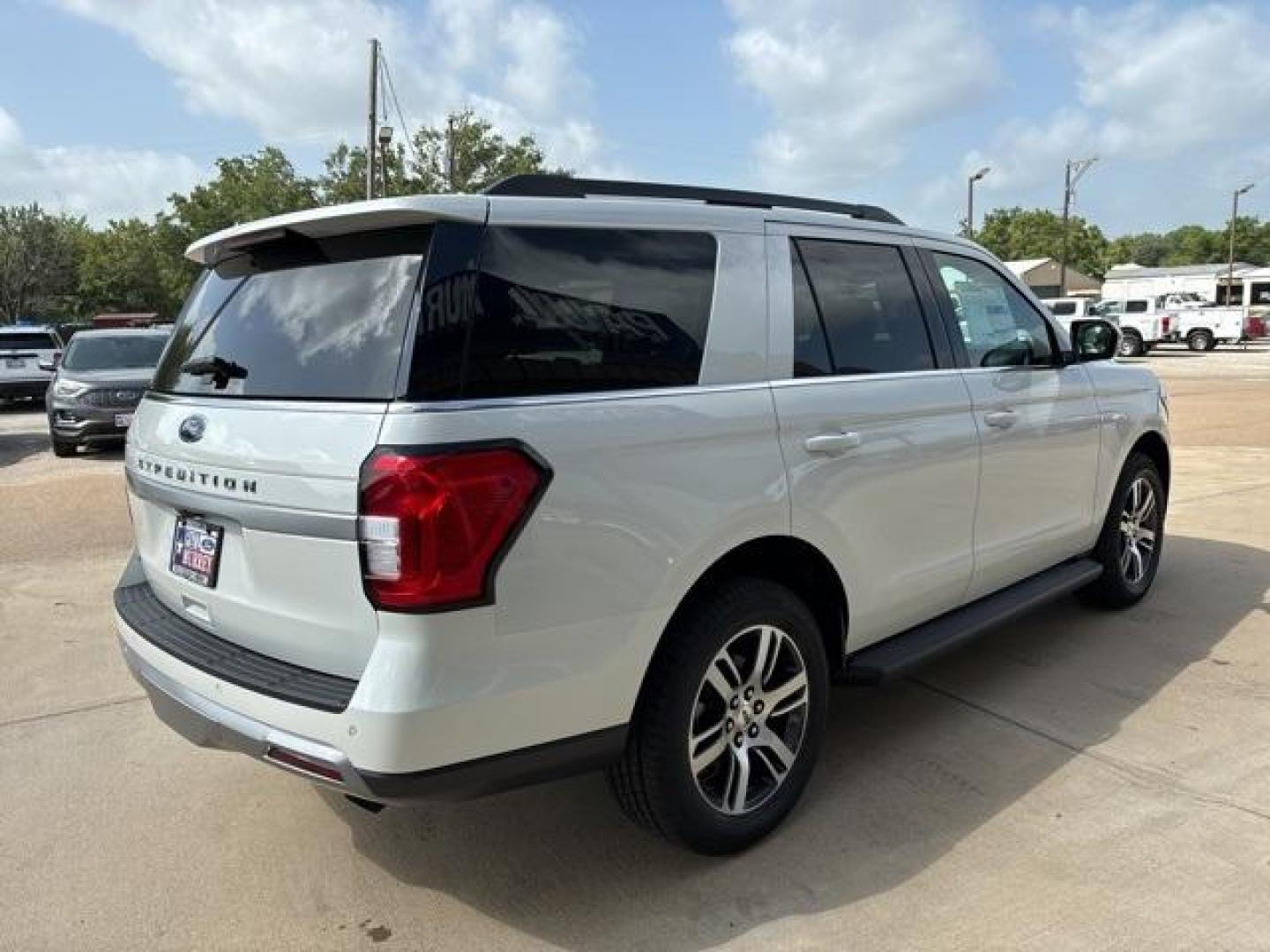 2024 Star White Metallic Tri-Coat /Black Onyx Ford Expedition XLT (1FMJU1H87RE) with an EcoBoost 3.5L V6 GTDi DOHC 24V Twin Turbocharged engine, Automatic transmission, located at 1105 E Mulberry, Kaufman, TX, 75142, (972) 962-2151, 32.589550, -96.300926 - Star White Metallic Tri-Coat 2024 Ford Expedition 4D Sport Utility XLT RWD 10-Speed Automatic EcoBoost 3.5L V6 GTDi DOHC 24V Twin Turbocharged<br><br><br>Please call Paul Murrey Ford Inc. In Kaufman Texas A Family Dealership Since 1952 Serving the Dallas Fort Worth and East Texas areas for over 70 y - Photo#5