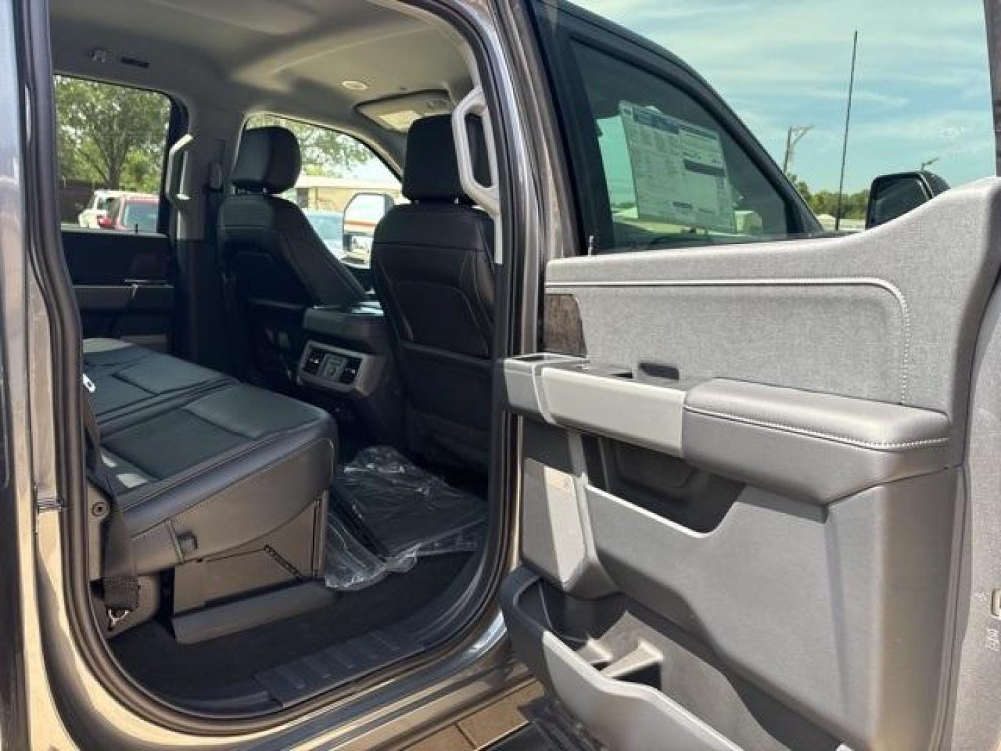 2024 Carbonized Gray Metallic /Black Onyx Ford F-250SD Lariat (1FT8W2BT8RE) with an Power Stroke 6.7L V8 DI 32V OHV Turbodiesel engine, Automatic transmission, located at 1105 E Mulberry, Kaufman, TX, 75142, (972) 962-2151, 32.589550, -96.300926 - Carbonized Gray Metallic 2024 Ford F-250SD 4D Extended Cab Lariat 4WD 10-Speed Automatic Power Stroke 6.7L V8 DI 32V OHV Turbodiesel 4WD.<br><br><br>Please call Paul Murrey Ford Inc. In Kaufman Texas A Family Dealership Since 1952 Serving the Dallas Fort Worth and East Texas areas for over 70 years. - Photo#18