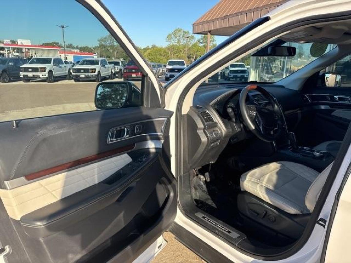 2019 White Platinum /Ebony Black Ford Explorer Platinum (1FM5K8HT0KG) with an 3.5L V6 engine, Automatic transmission, located at 1105 E Mulberry, Kaufman, TX, 75142, (972) 962-2151, 32.589550, -96.300926 - Photo#8