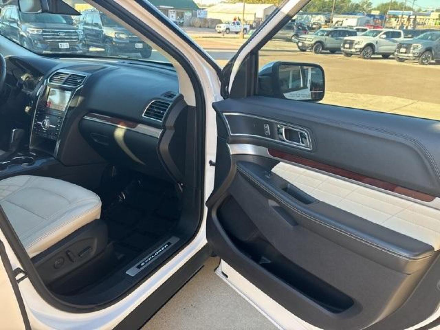 2019 White Platinum /Ebony Black Ford Explorer Platinum (1FM5K8HT0KG) with an 3.5L V6 engine, Automatic transmission, located at 1105 E Mulberry, Kaufman, TX, 75142, (972) 962-2151, 32.589550, -96.300926 - Photo#18