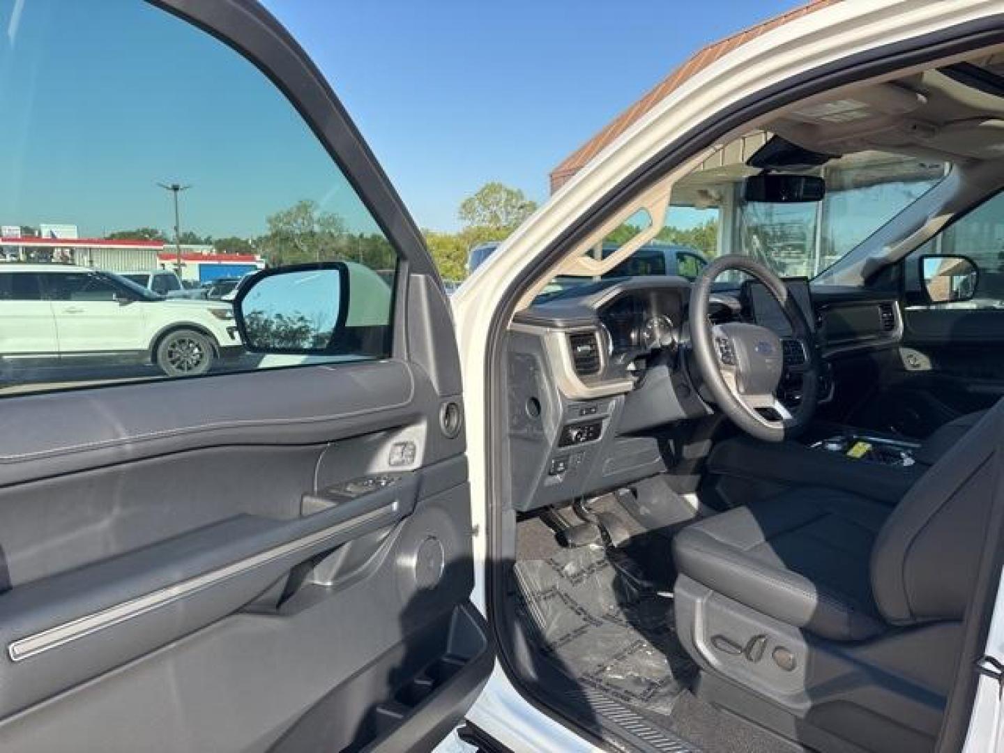 2024 Star White Metallic Tri-Coat /Black Onyx Ford Expedition Max XLT (1FMJK1H88RE) with an EcoBoost 3.5L V6 GTDi DOHC 24V Twin Turbocharged engine, Automatic transmission, located at 1105 E Mulberry, Kaufman, TX, 75142, (972) 962-2151, 32.589550, -96.300926 - Star White Metallic Tri-Coat 2024 Ford Expedition Max 4D Sport Utility XLT RWD 10-Speed Automatic EcoBoost 3.5L V6 GTDi DOHC 24V Twin Turbocharged<br><br><br>Please call Paul Murrey Ford Inc. In Kaufman Texas A Family Dealership Since 1952 Serving the Dallas Fort Worth and East Texas areas for over - Photo#9