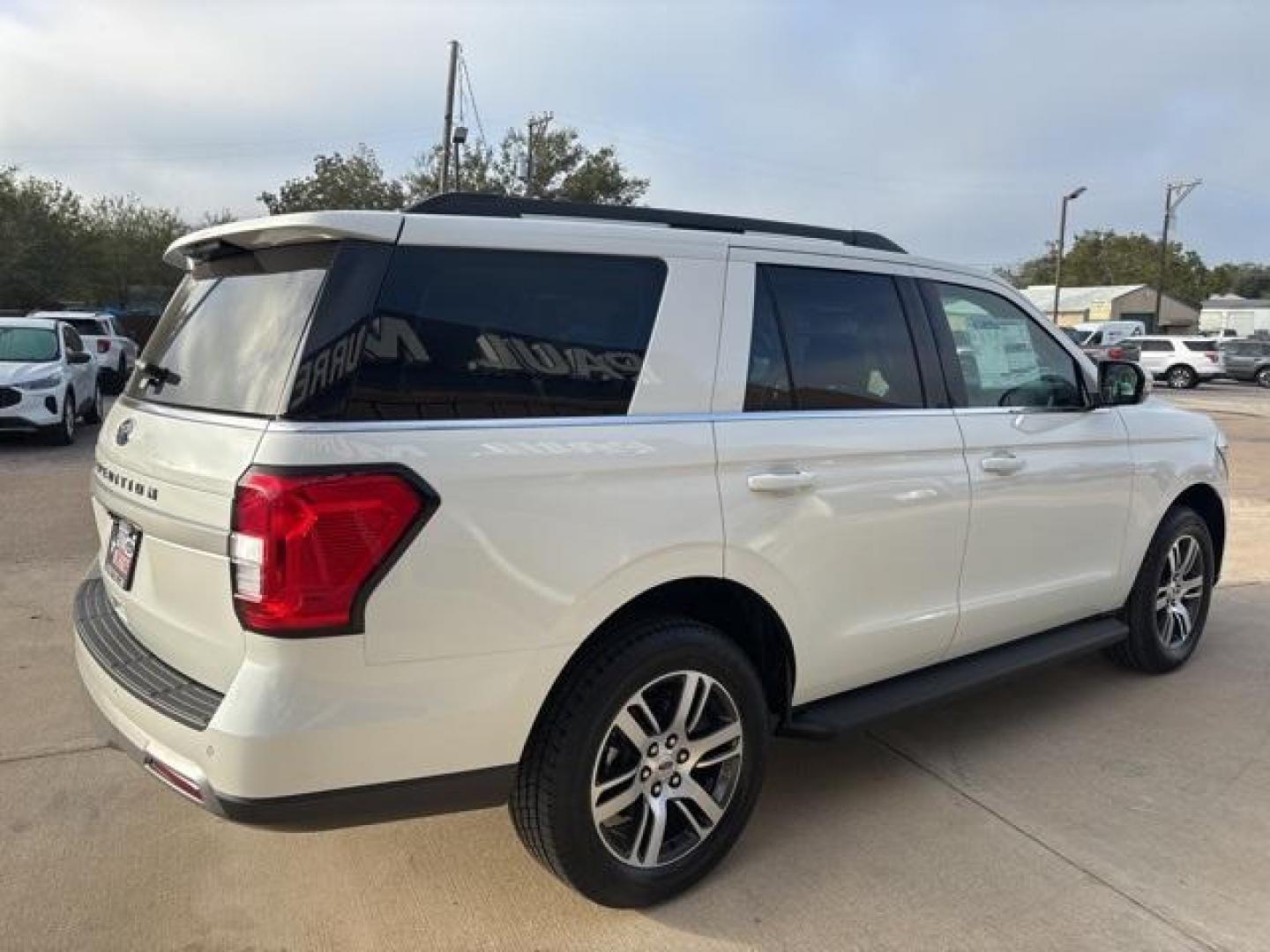 2024 Star White Metallic Tri-Coat /Sandstone Ford Expedition XLT (1FMJU1H84RE) with an EcoBoost 3.5L V6 GTDi DOHC 24V Twin Turbocharged engine, Automatic transmission, located at 1105 E Mulberry, Kaufman, TX, 75142, (972) 962-2151, 32.589550, -96.300926 - Photo#5