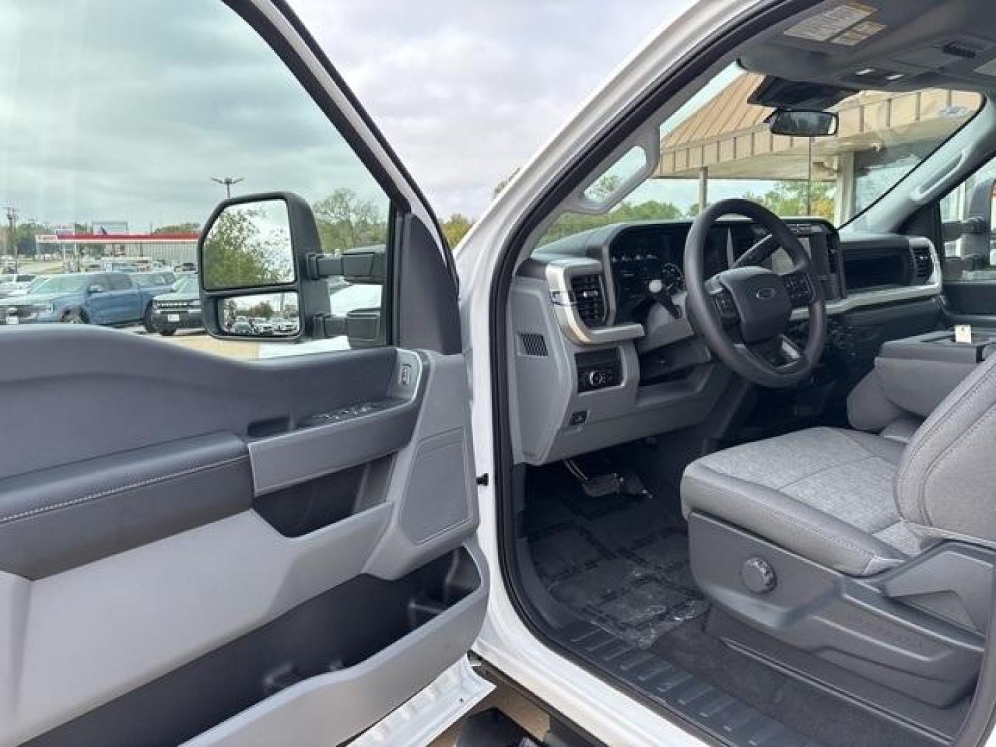 2024 Oxford White Ford F-350SD XL (1FT8W3BT3RE) with an Power Stroke 6.7L V8 DI 32V OHV Turbodiesel engine, Automatic transmission, located at 1105 E Mulberry, Kaufman, TX, 75142, (972) 962-2151, 32.589550, -96.300926 - Oxford White 2024 Ford F-350SD 4D Crew Cab XL 4WD 10-Speed Automatic Power Stroke 6.7L V8 DI 32V OHV Turbodiesel 4WD.<br><br><br>Please call Paul Murrey Ford Inc. In Kaufman Texas A Family Dealership Since 1952 Serving the Dallas Fort Worth and East Texas areas for over 70 years. Please call 972-962 - Photo#9