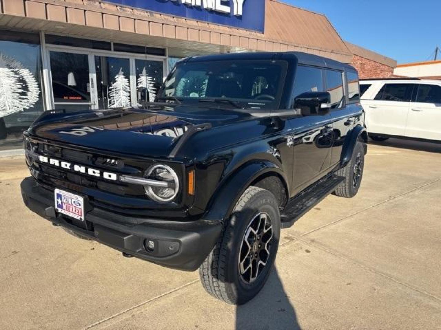 2024 Shadow Black /Black Onyx Interior Ford Bronco Outer Banks (1FMDE8BH0RL) with an 2.3L EcoBoost I-4 engine, Automatic transmission, located at 1105 E Mulberry, Kaufman, TX, 75142, (972) 962-2151, 32.589550, -96.300926 - Shadow Black 2024 Ford Bronco 4D Sport Utility Outer Banks 4WD 10-Speed Automatic 2.3L EcoBoost I-4<br><br>Recent Arrival!<br><br><br>Please call Paul Murrey Ford Inc. In Kaufman Texas A Family Dealership Since 1952 Serving the Dallas Fort Worth and East Texas areas for over 70 years. Please call 97 - Photo#1