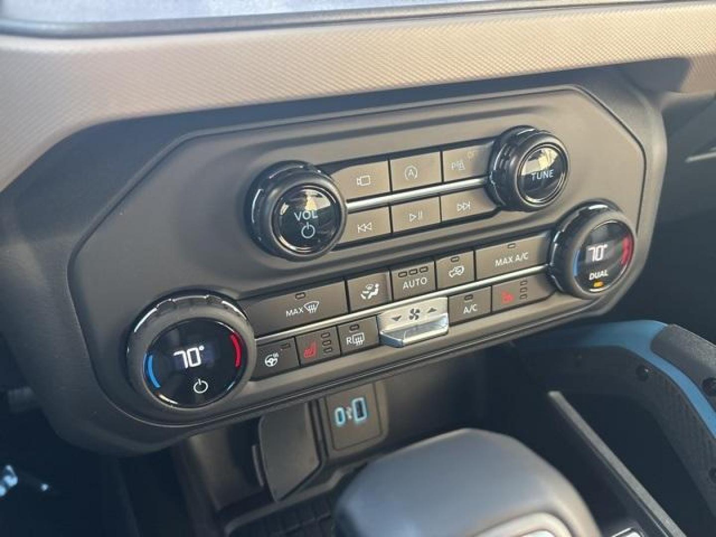 2024 Carbonized Gray Metallic /Black Onyx Interior Ford Bronco Wildtrak (1FMEE2BP9RL) with an 2.7L EcoBoost V6 engine, Automatic transmission, located at 1105 E Mulberry, Kaufman, TX, 75142, (972) 962-2151, 32.589550, -96.300926 - Carbonized Gray Metallic 2024 Ford Bronco 4D Sport Utility Wildtrak 4WD 10-Speed Automatic 2.7L EcoBoost V6<br><br>Recent Arrival!<br><br><br>Please call Paul Murrey Ford Inc. In Kaufman Texas A Family Dealership Since 1952 Serving the Dallas Fort Worth and East Texas areas for over 70 years. Please - Photo#18